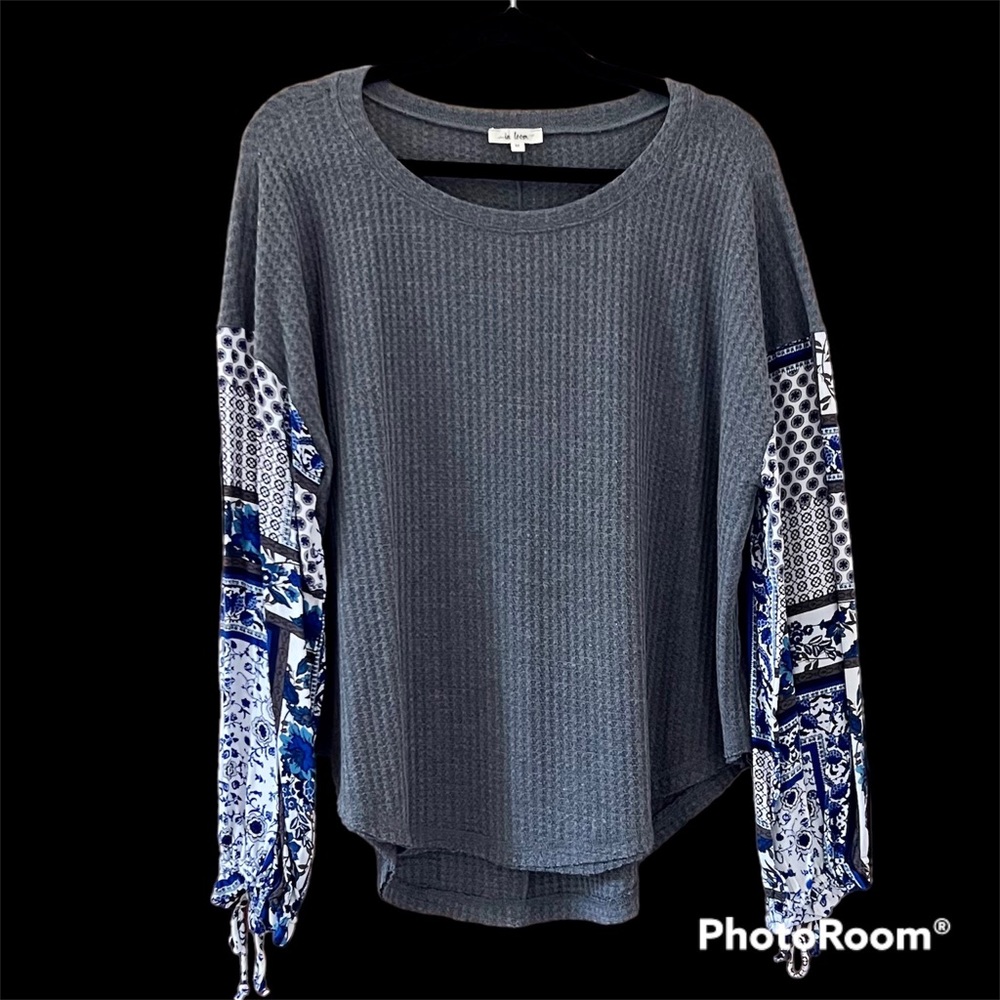In Loom boutique Grey Top with blue, white and black contrast long sleeves EUC